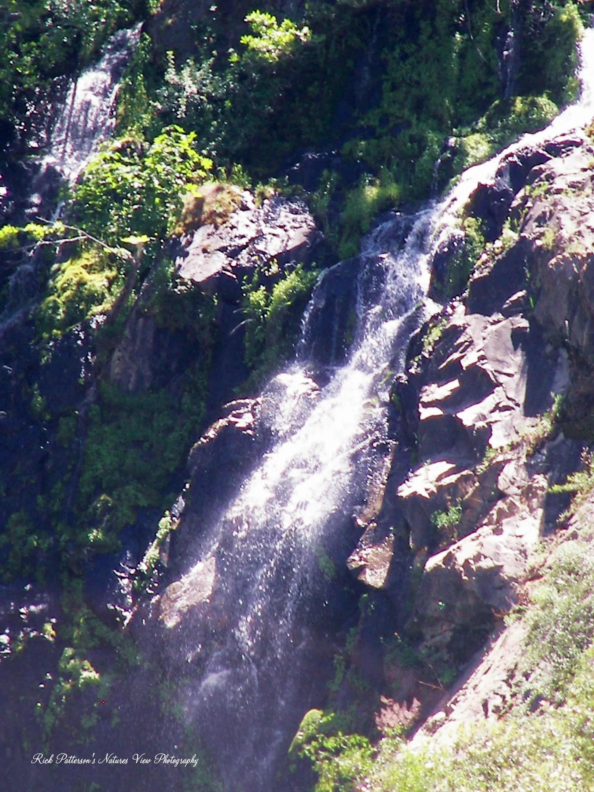A beautiful waterfall in Kings Canyon area