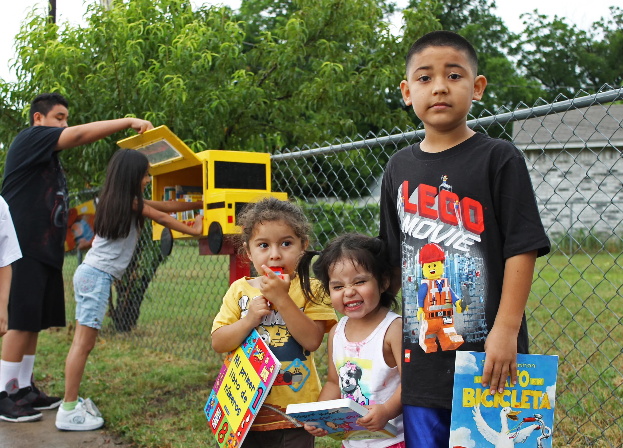 Avance Little Free Library / Libros Libres