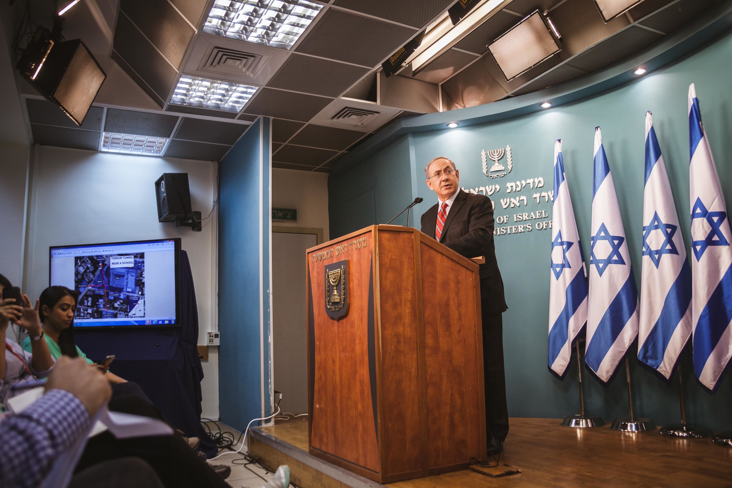  Israeli Prime Minister Benjamin Netanyahu shows journalist IDF footage of Hamas militants launching rockets in civilian dense locations during a press conference in Jerusalem. 