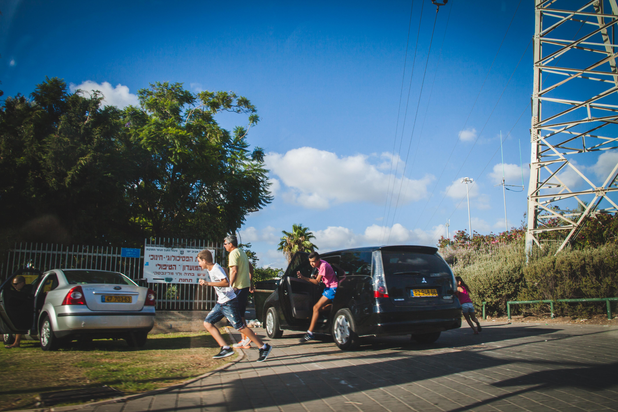  Families&nbsp;get&nbsp;out of their vehicles&nbsp;and run&nbsp;for cover as Red Alert sirens&nbsp;signaling on coming rockets from Gaza&nbsp;go off in Tel Aviv during Operation Protective Edge.&nbsp; 