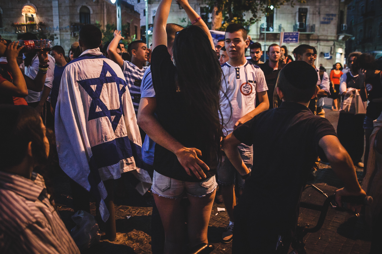  A couple embrace&nbsp;during a extreme right protest in Jerusalem. The protest didn't have a license and the police were present to make sure the demonstration was contained. 