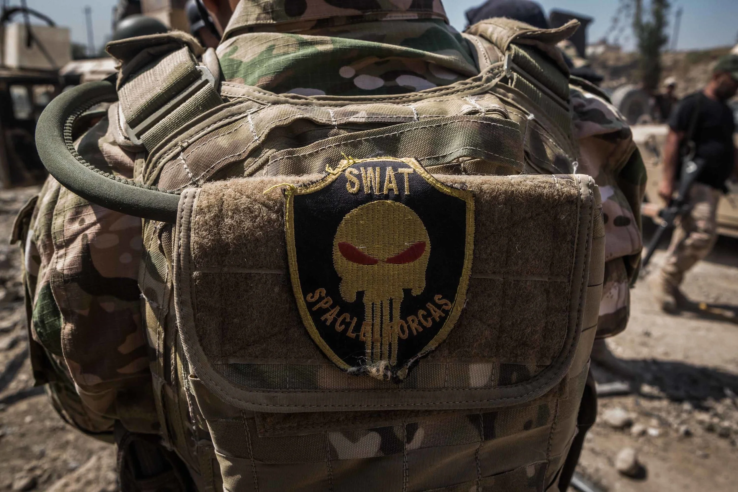A member of the Iraqi army wears a patch from Emergency Rapid Defense (ERD), the Federal Police’s special forces unit. Out of the five major units participating in the Mosul offensive, four were present in al-Zinjili: ERD, Iraqi’s elite counterterrorism force (CTS), as well as the Iraqi army’s 9th and 16th divisions.