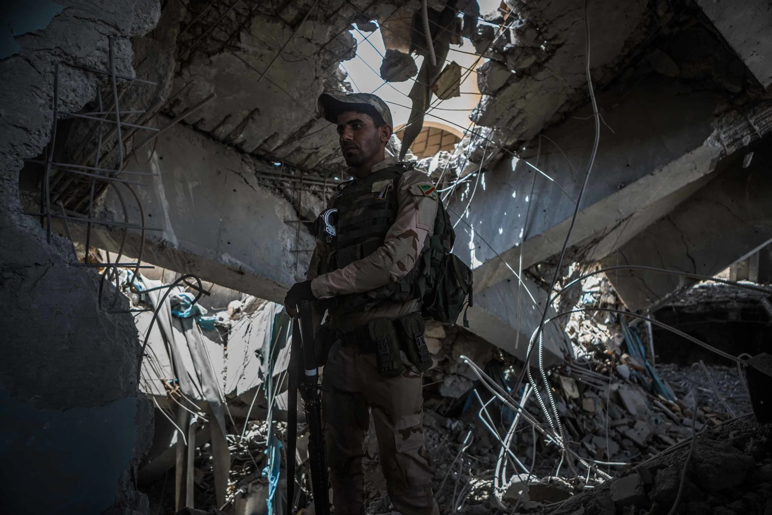 Members of the Iraqi army’s 16th division fortify a new position inside the remains of the Old Mosul Hotel in al-Shifa neighborhood during a newly launched assault to reclaim the last remaining districts of western Mosul from the Islamic State.