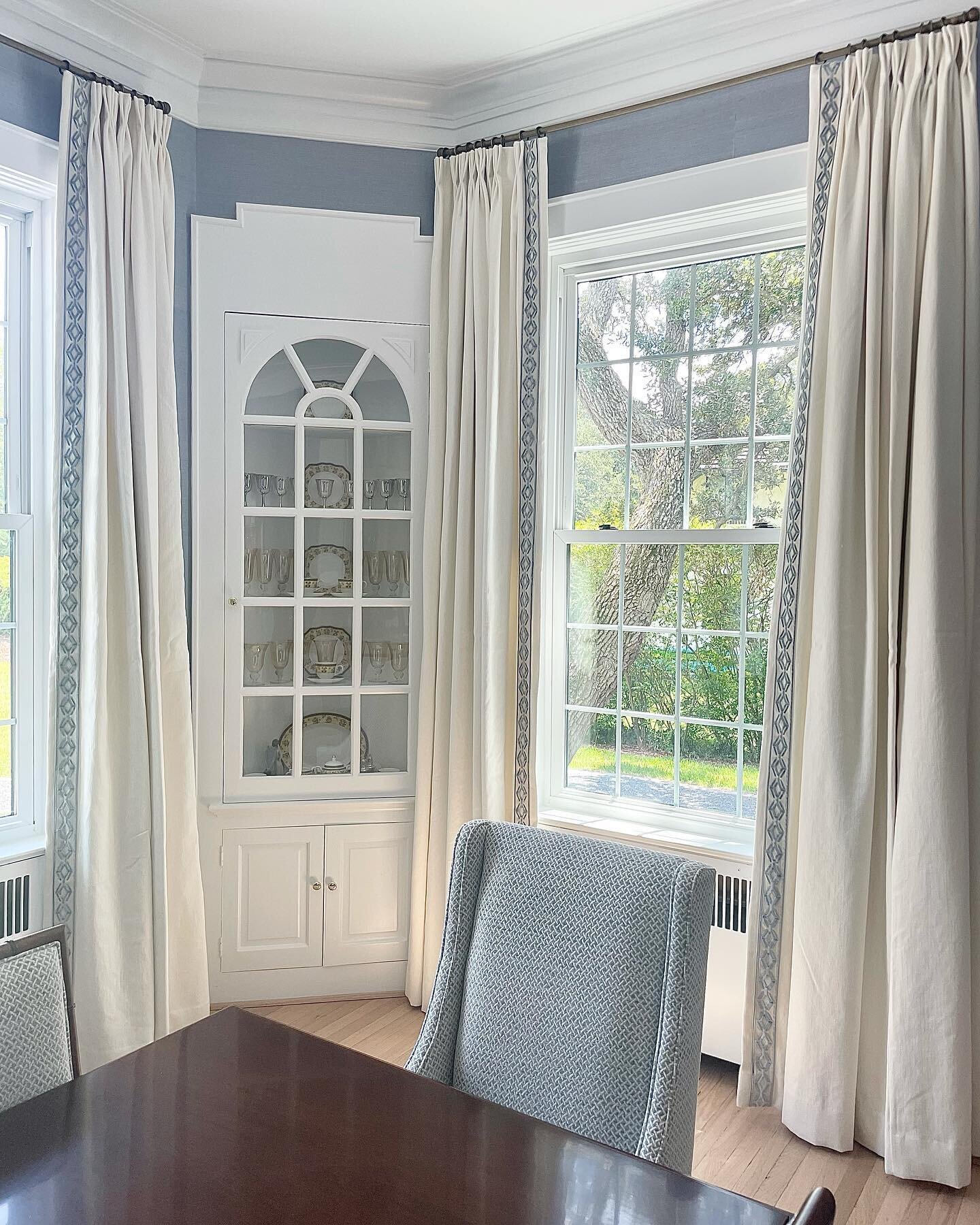 Pretty dining room curtain installation with @michelleadamsinteriors 💙. #diningroom #norfolkva #interiors #interiordesign #windowtreaments #grassclothwallpaper #decor #design #decorator #interiordecorator