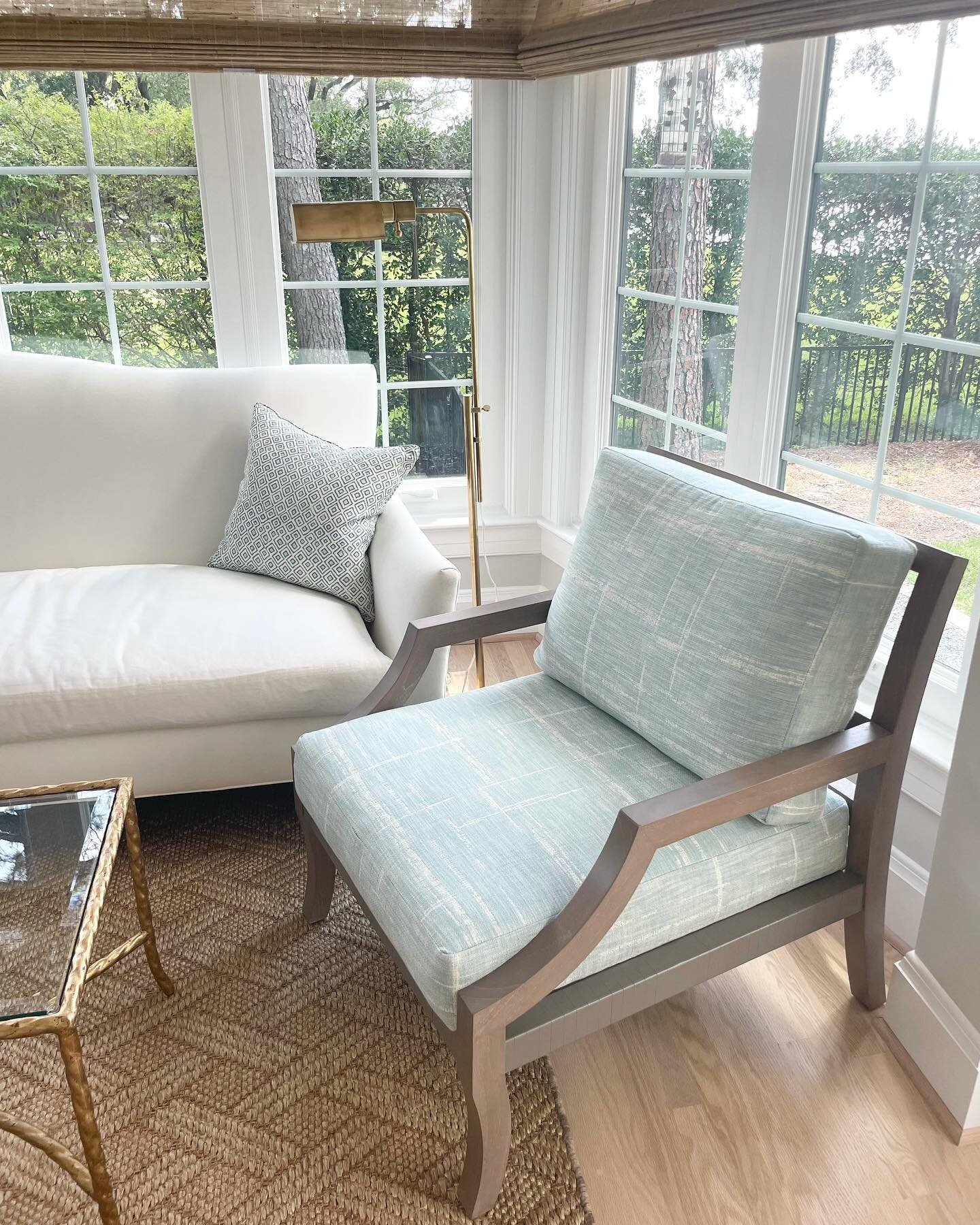 Detail of a small sitting area we have recently completed with @michelleadamsinteriors 💙. #keepingroom #sittingarea #interiors #design #decor #homedecor #interiordesign #decorating #designers #757 #remodel