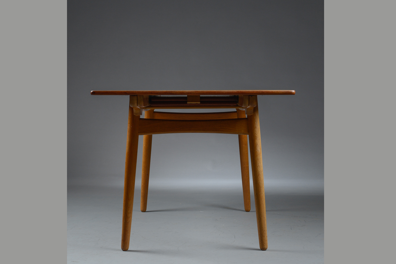 Hans Wegner model AT310 by Andreas Tuck H. 72 cm. L. 160 -240 cm. B. 86 cm. p1 solid teak top oak frame p2_gallery_block.jpg