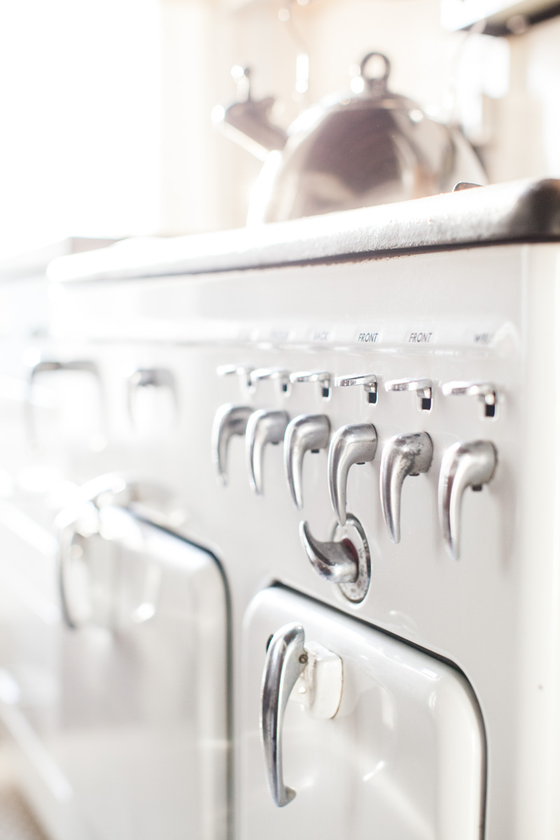 Details of the knobs on the 1910 Champion stove. 