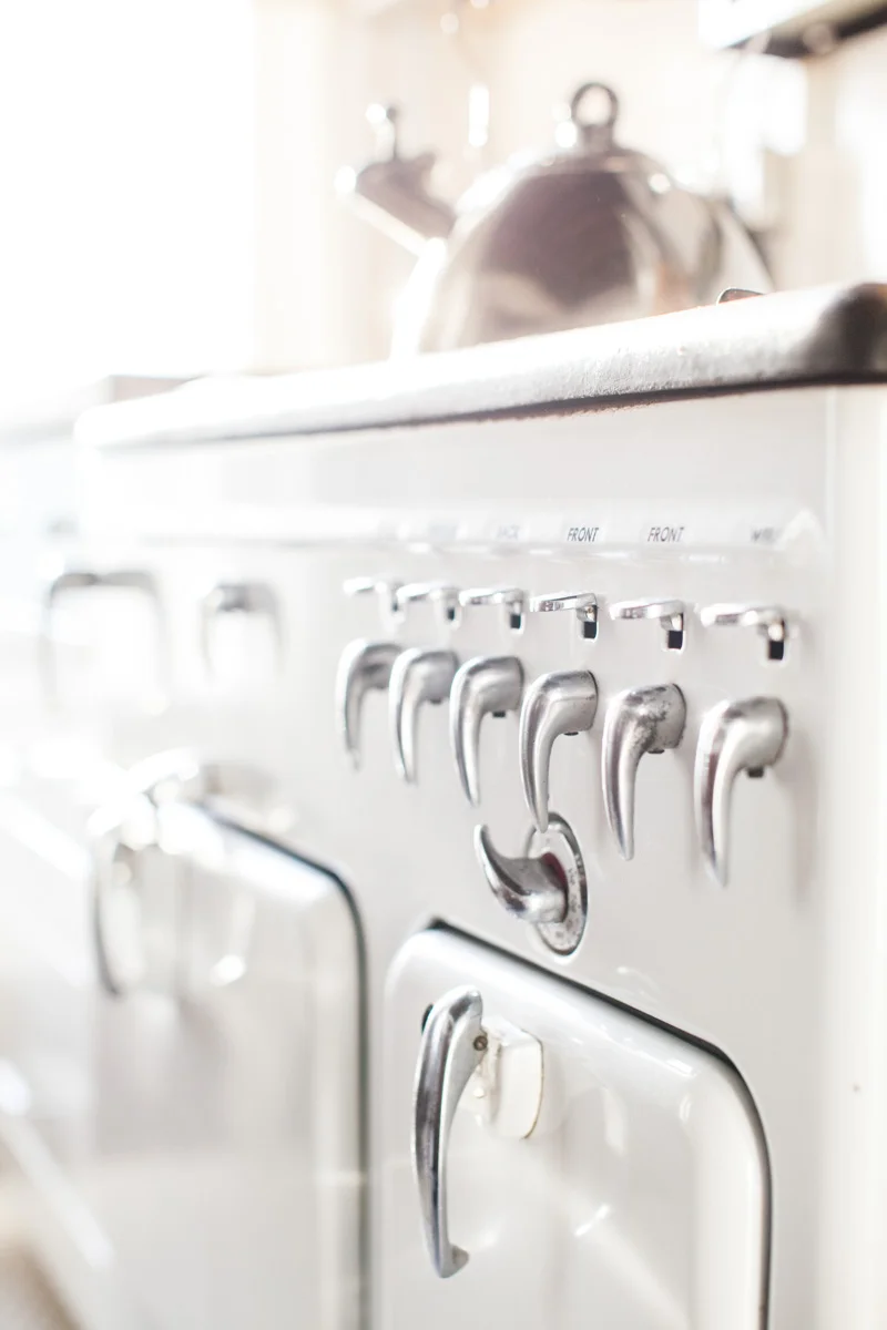 Details of the knobs on the 1910 Champion stove.