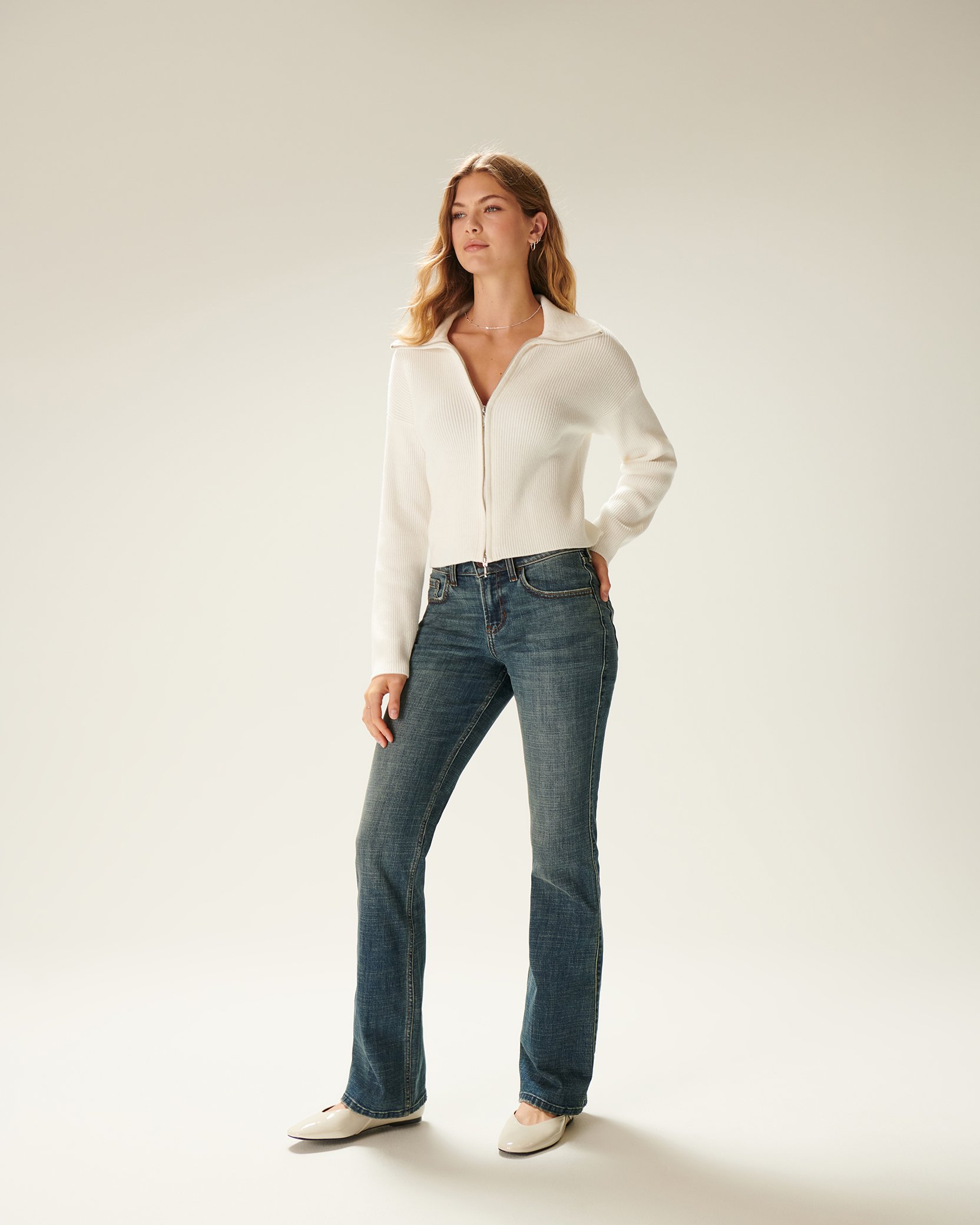 HOLLISTER_FALL_2024_FALL_1_STUDIO_DENIM_FIT_GUIDE_WOMENS_D1_LOOK13_1229.jpg