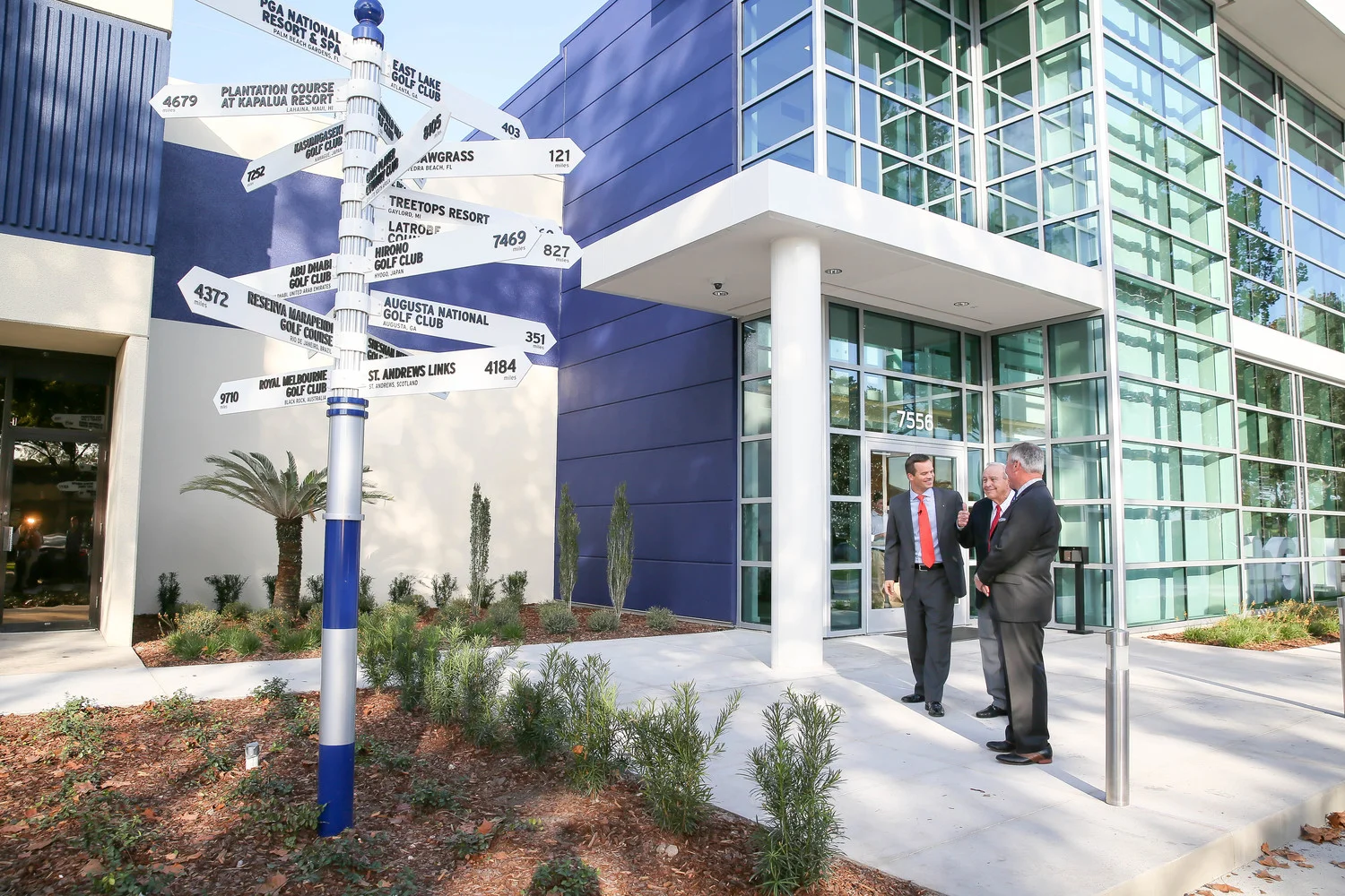103014_ArniesRibbonCutting_030.jpg