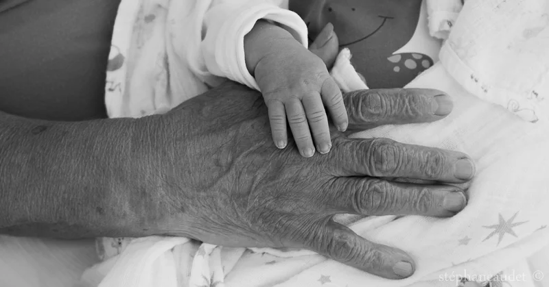 La main de Sanaë et celle de son arrière grand-mère Rita. 