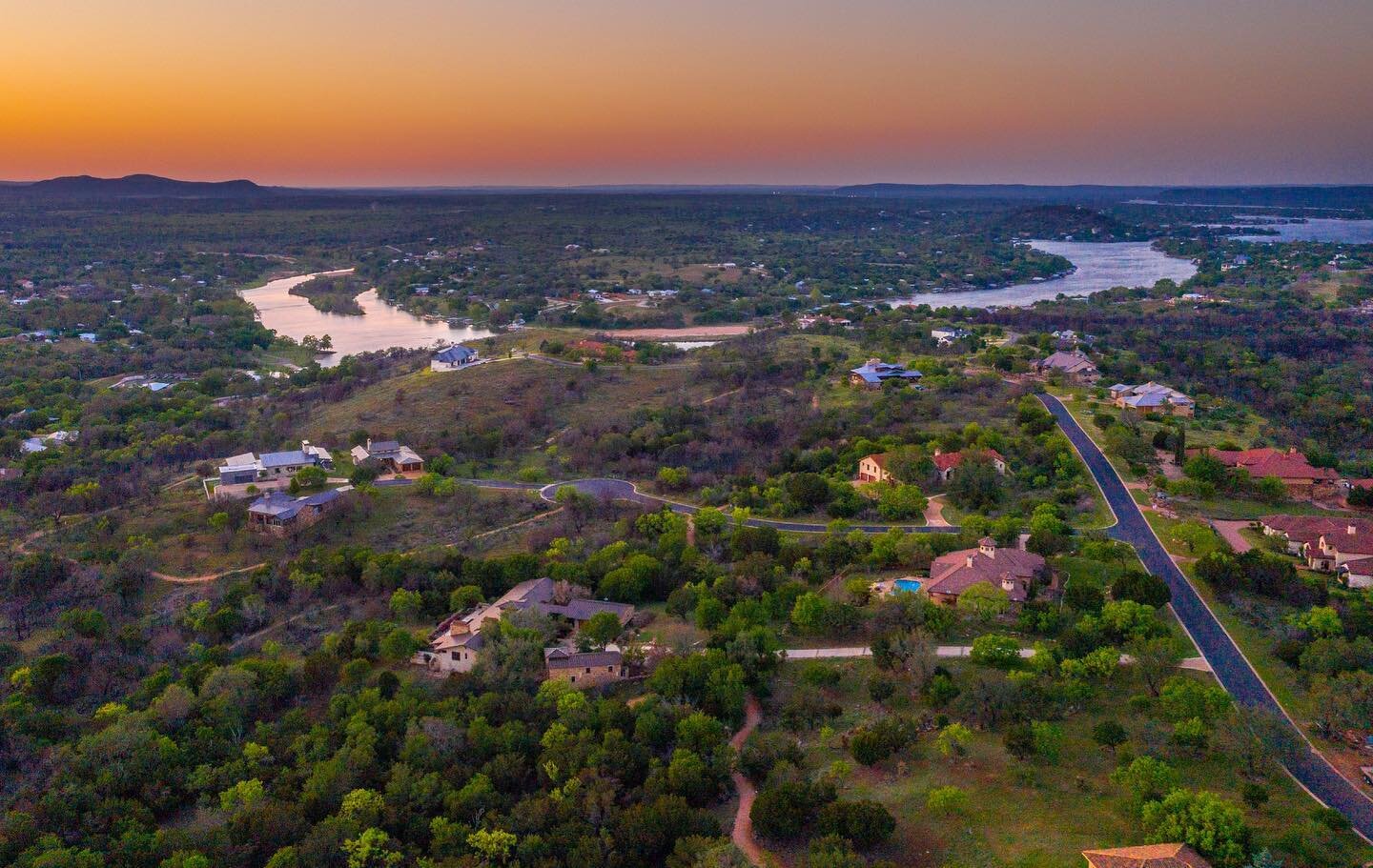 Texas summer sunsets 🌅 and beautiful views at Trails of Horseshoe Bay.

#texassummer #summersunset #lakelbj #lakelbjtexas #trailsofhorseshoebay #lakelifestyle #sunsetviews