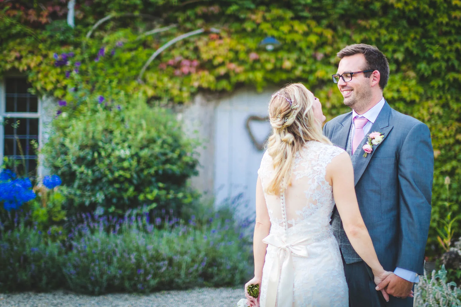 wedding photos at the great barn in devon