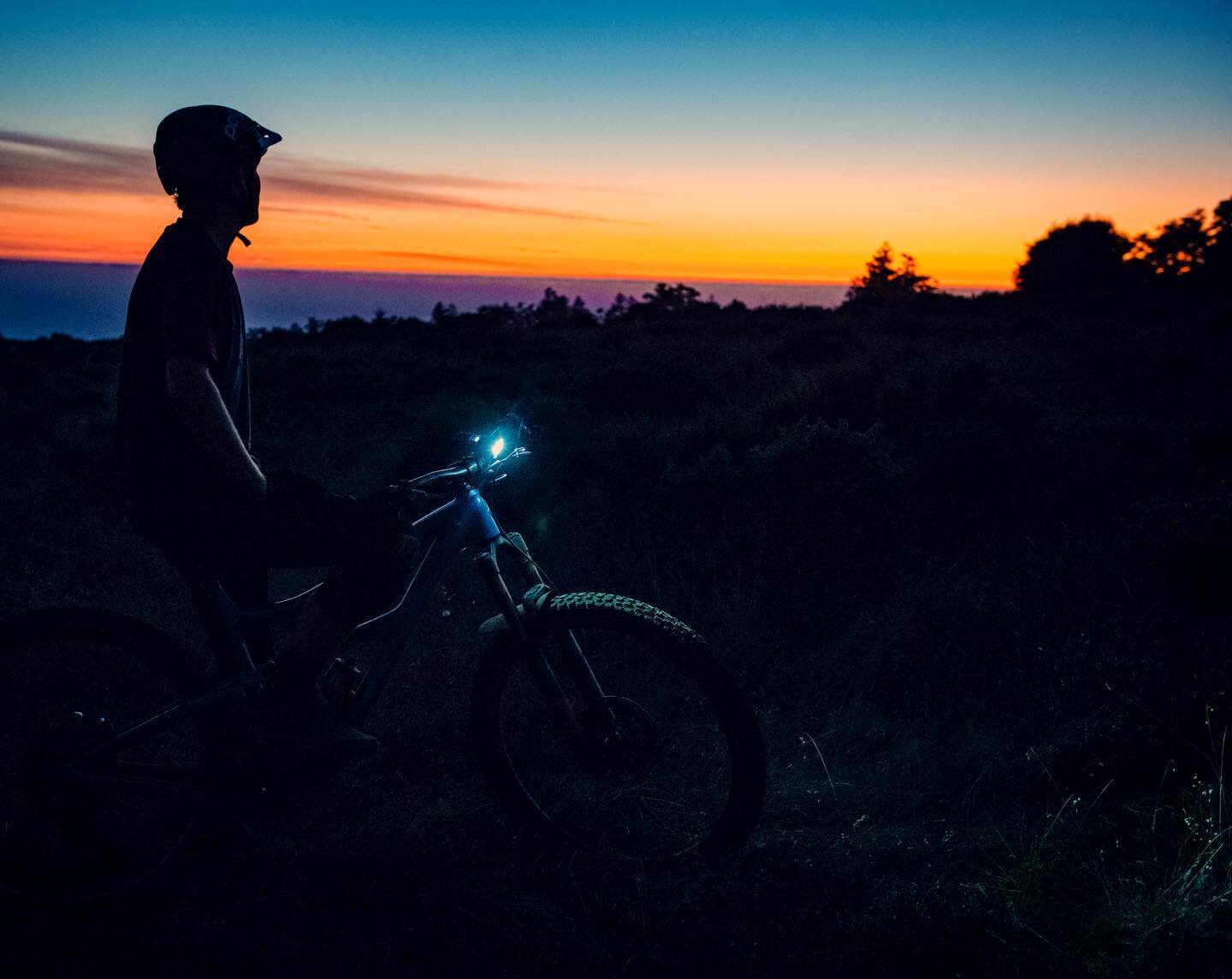 End of the Light.
.
.
.
#mtb #ride #sunset #vibrant #color #ride #shred #bike #dirt #ocean #vista #view