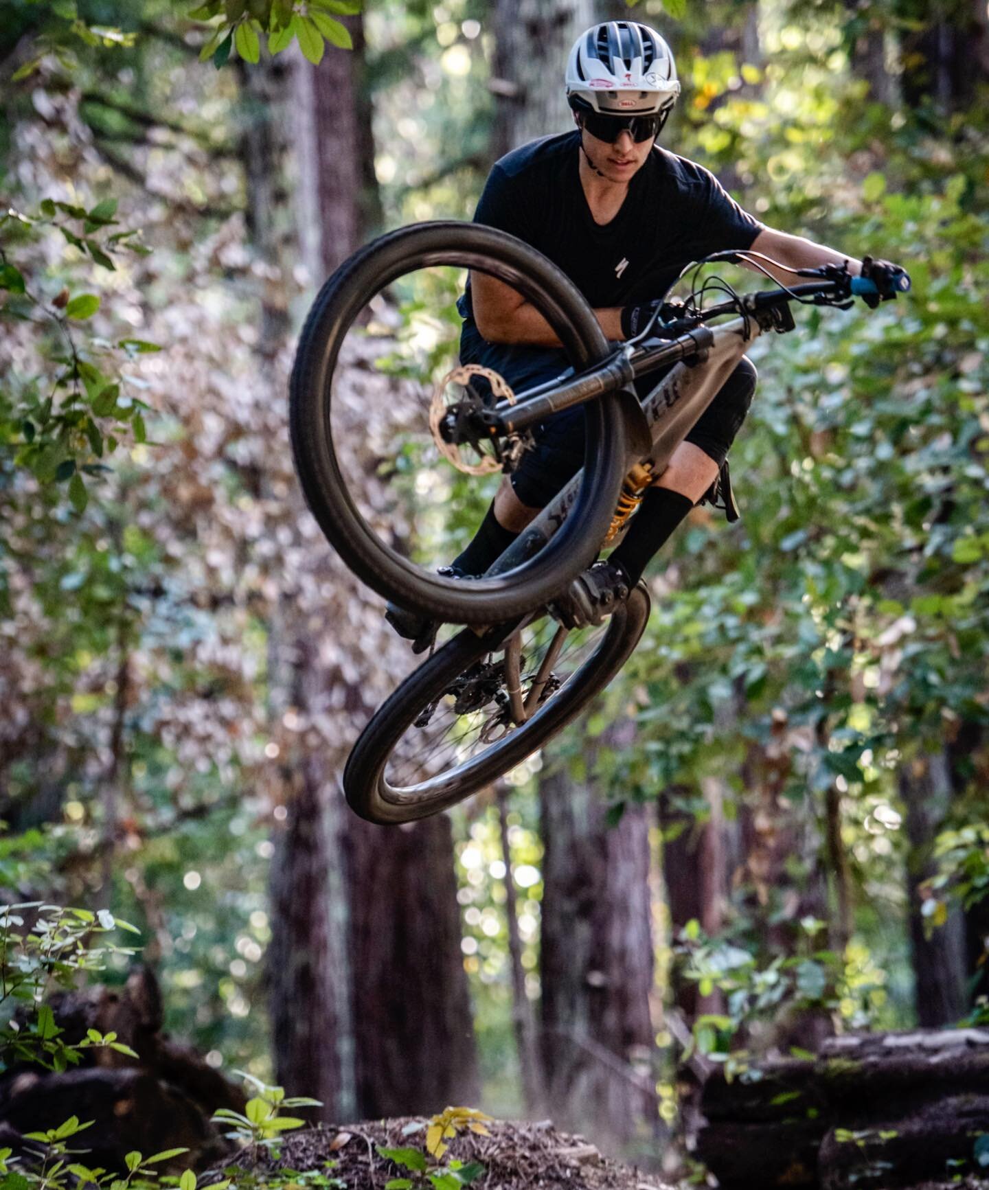 Send it into the weekend with style.  A quick snap from a fun shoot with @nickyd358 yesterday.
.
.
.
#mtb #style #air #jump #ride #bike #mountainbike #photoshoot #athlete #dirt #forest