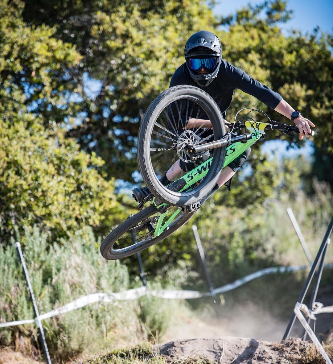 Send it into the weekend with style!
.
.
.
#sendit #mtb #mountainbike #ride #race #bike #bikelife #style #air #jump #athlete #dirt #hangtime