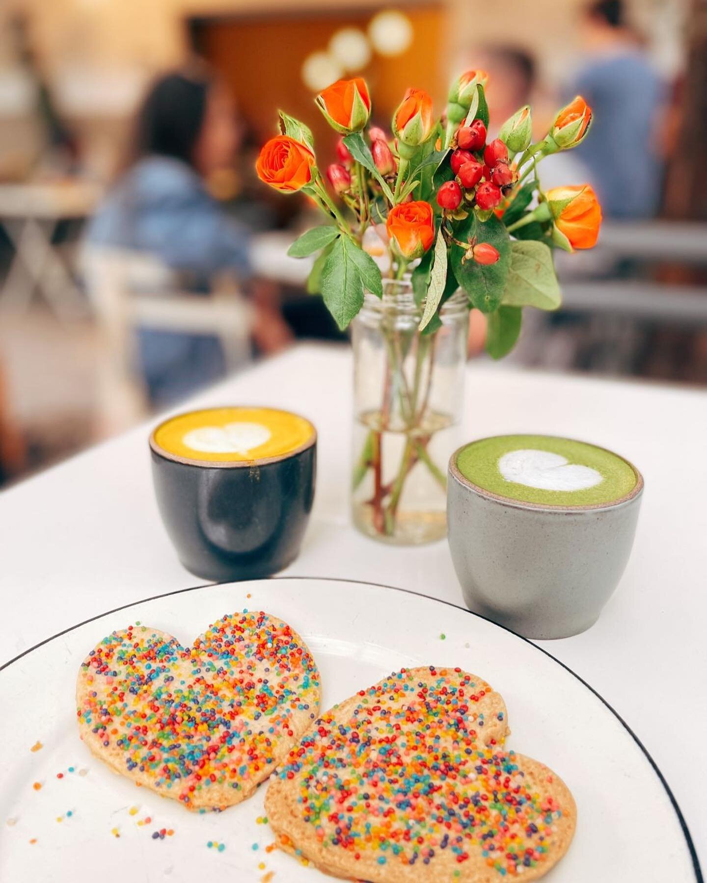 LOVE is LOVE always&hellip;. ❤️🌈💖 @chiquititocafe #pride #goldenmilk #matcha #coffeeshopvibes #flowers #galletasdechochitos #colors #lacondesa #pradonorte #lacuauhtemoc #lomasbarrilaco #mesasalairelibre #love #amamosloquehacemos