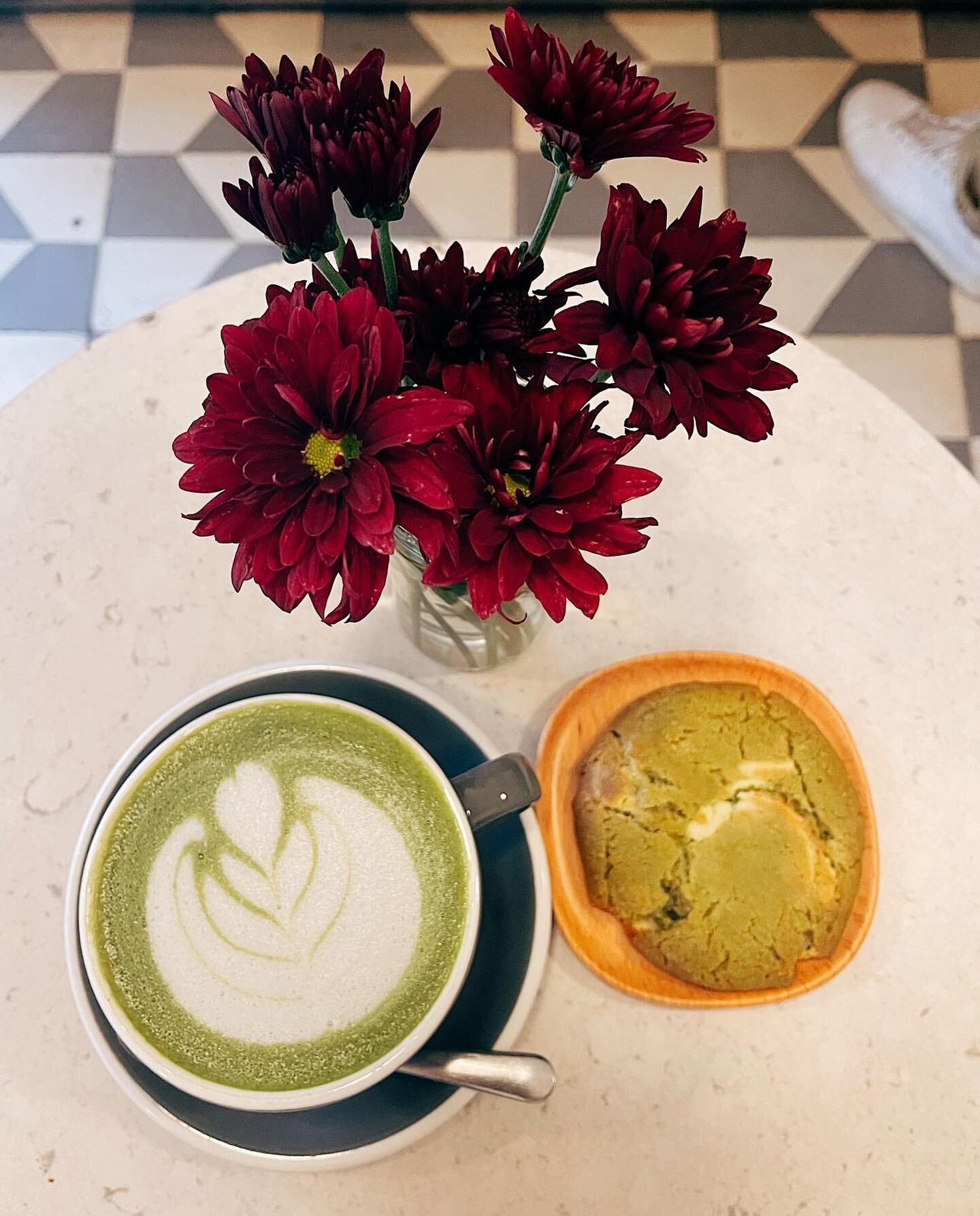 🌥 Mmmartes de mmmatchaaaaa 💚💚💚&hellip; @chiquititocafe #chiquititocontigo #matcha #matchalovers #matchaconlechedeavena #galletadematcha #matchacookies #coffeeshopvibes #tiles #lacondesa #lacuauhtemoc #pradonorte #barrilaco #matchaandflowers #amam