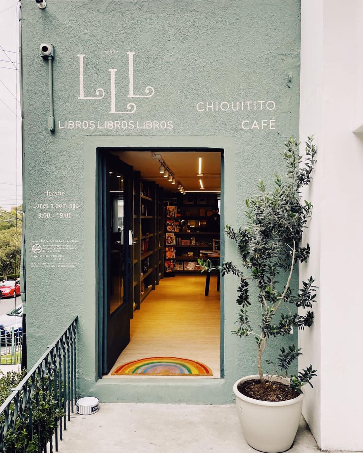 Jueves de vacaciones 😌 y d&iacute;a perfecto para ir a conocer 🚶🏻🚶&zwj;♀️el nuevo @chiquititocafe ☕️🍪🍨🥐🥯(Monte Ararat 220, Lomas de Chapultepec). Adentro de @lllbookstore 📚📚📚#chiquititocontigo #chiquititoencasa #coffee #coffeeandbooks #caf