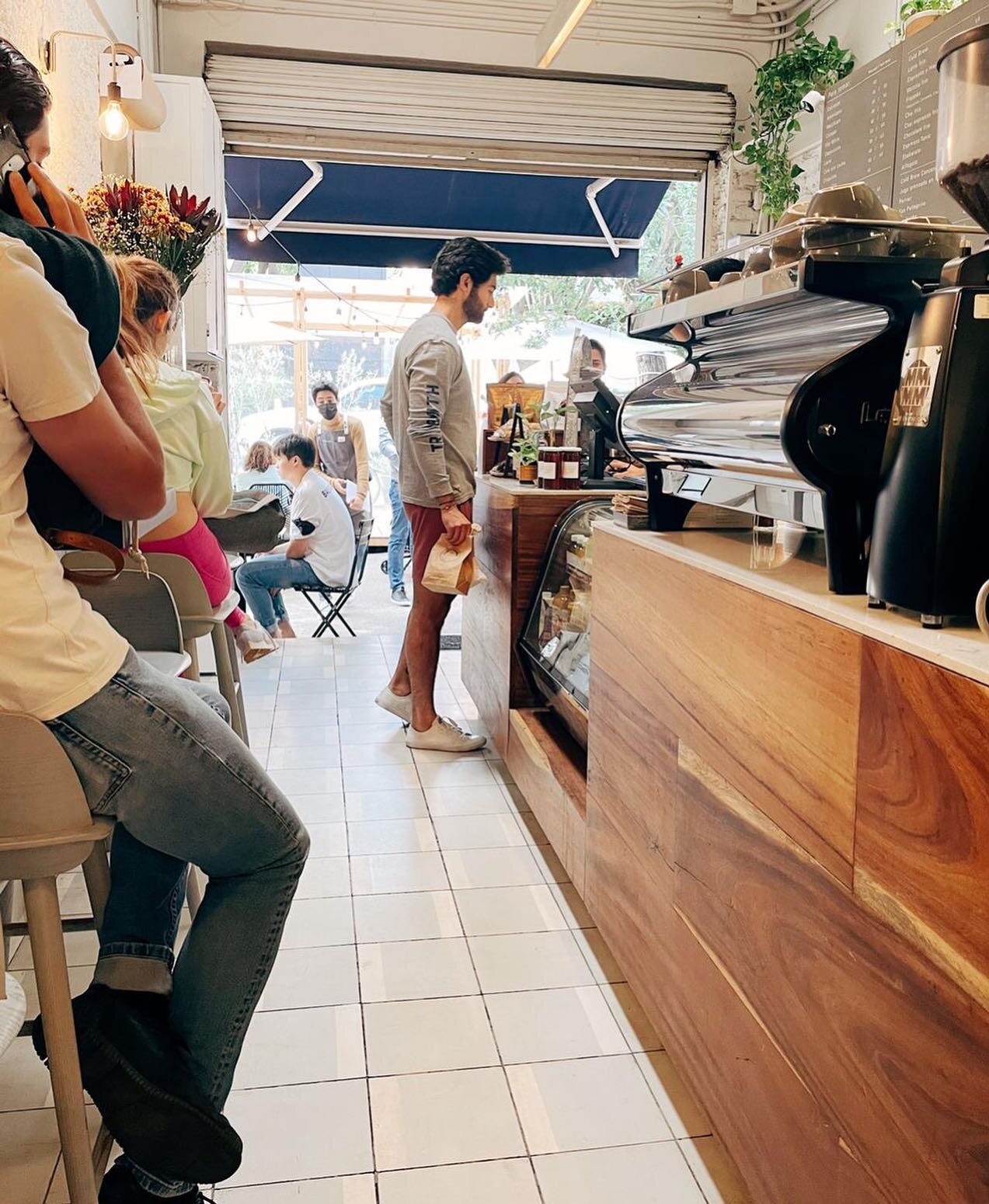 Friday morning vibes ✨🥰⛅️☕️ @chiquititocafe #chiquititocontigo #coffee #fridaymorning #cafemexicano #cafedeespecialidad #dailycortado #coffeeshopvibes #pradonorte #lacondesa #lacuauhtemoc #lomasbarrilaco #strada #coffeebar #haciendocomunidad #amamos