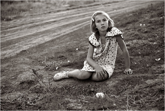 In the midst of the Depression, a young girl finds herself torn between family members because of a past tragedy.