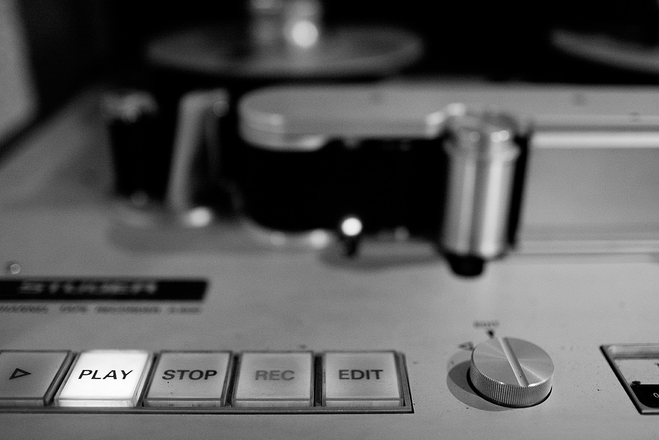 001_SMS_OCCUPY_MOEZZI_STUDIORECORDING_1211_IMG_9208_BW_LR.jpg