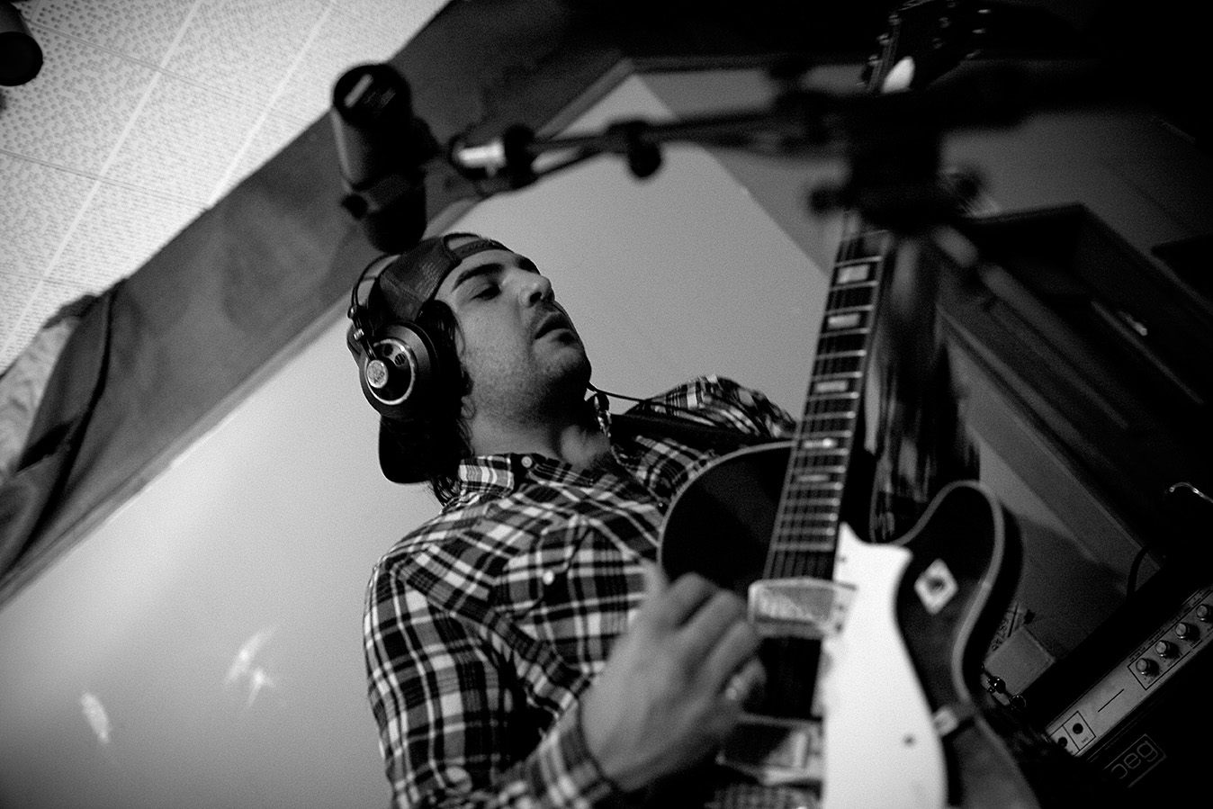 023_SMS_OCCUPY_MOEZZI_STUDIORECORDING_1211_IMG_9182_BW_LR.jpg