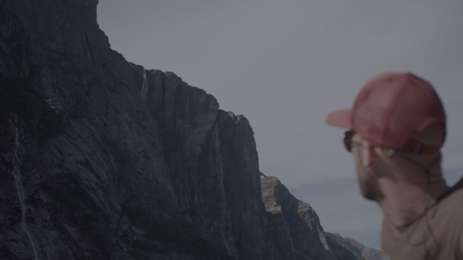 Carl-Oskar tittar upp mot "Exit-six", Kjerag. Urklipp från filmen (ej gradeat).
