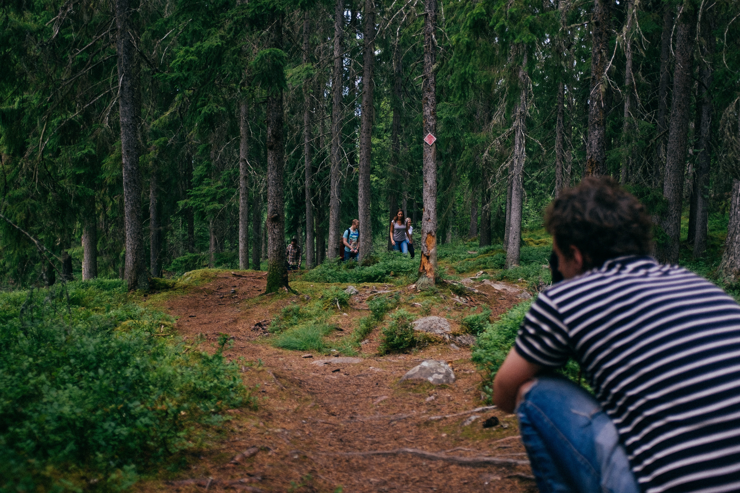Gänget på utflykt upp för Digerberget. Också en bortklippt scen. Inte för att den blev dålig, på 20 sekunder hinnar man bara visa ett visst antal bilder. Av dem valde vi att bara ta med en utflyktsbild.