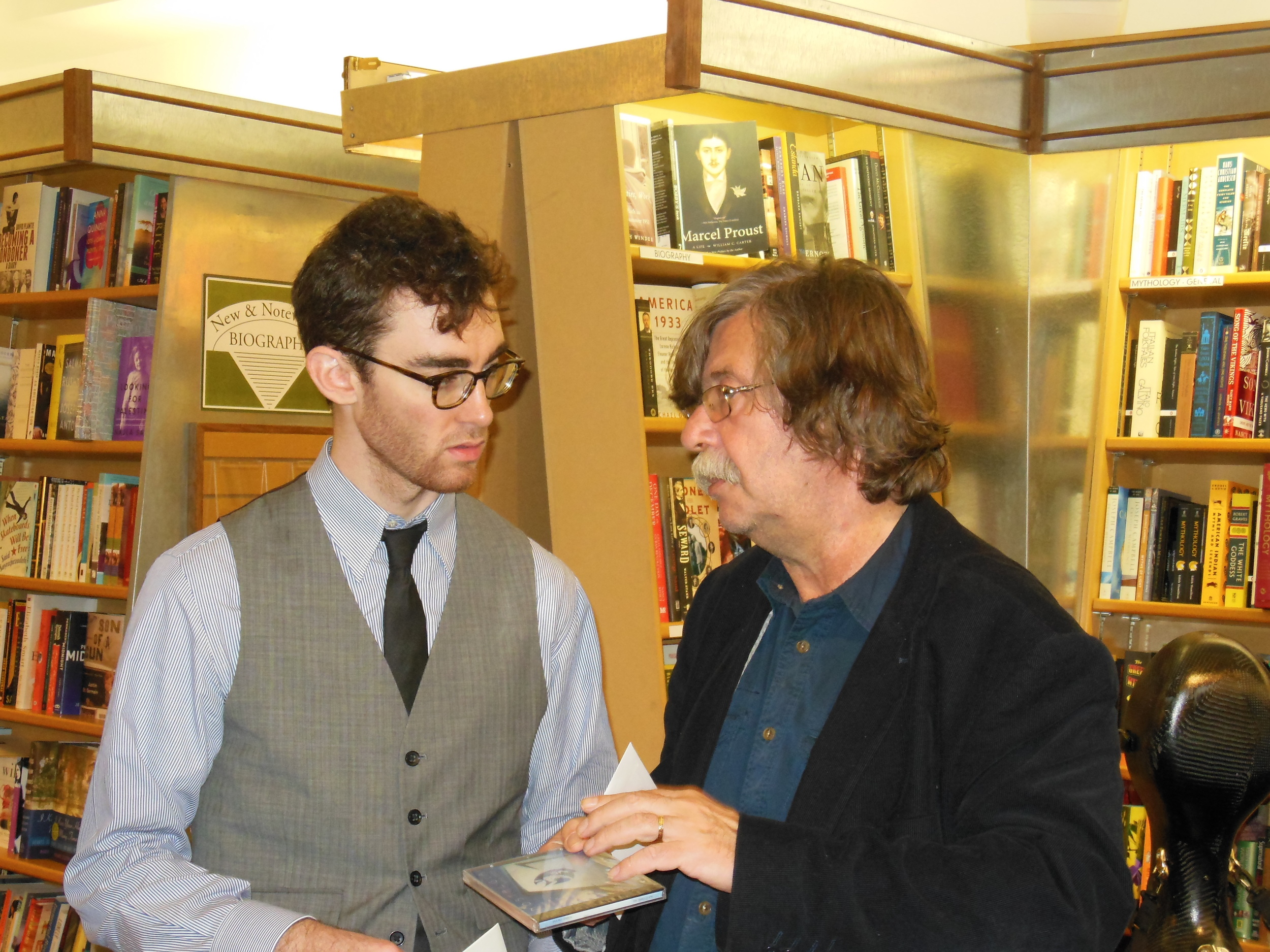  Cellist Colin Stokes (left) and the composer exchange gifts. Photo: Katarina Godár 