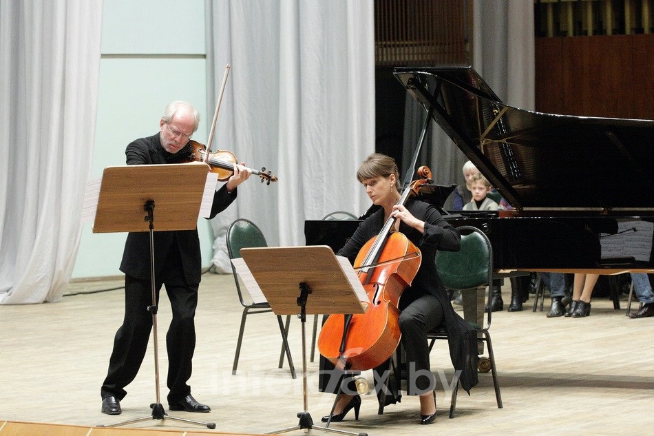 Gidon Kremer and c ellist Giedre Dirvanauskaite perform in Minsk. Courtesy of Victoria Polevá.