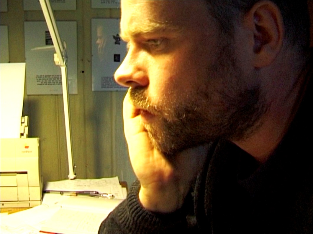 Sae terbakken at work in his studio. A still from the documentary film "Stig Sae terbakken skriver Sauermugg," directed by Morten Hovland.