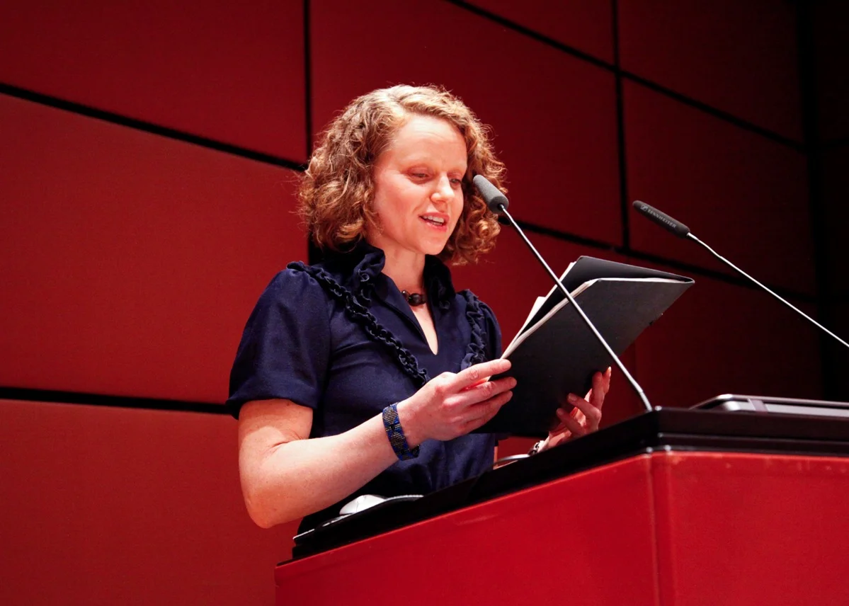 Cia Rinne recites "Die Hüte auf dem Berg."