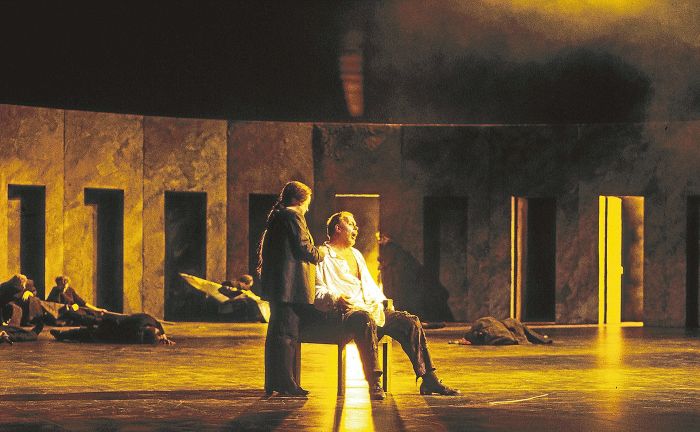 Lilli Paasikivi (Cordelia) & Matti Salminen (Lear) From Kari Heiskanen 's production of Kuningas Lear , by Aulis Sallinen