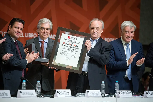 Enrigue Vila-Matas receiving the 2015 FIL Literary Award. © Cortesía FIL Guadalajara/ Natalia Fregoso 2