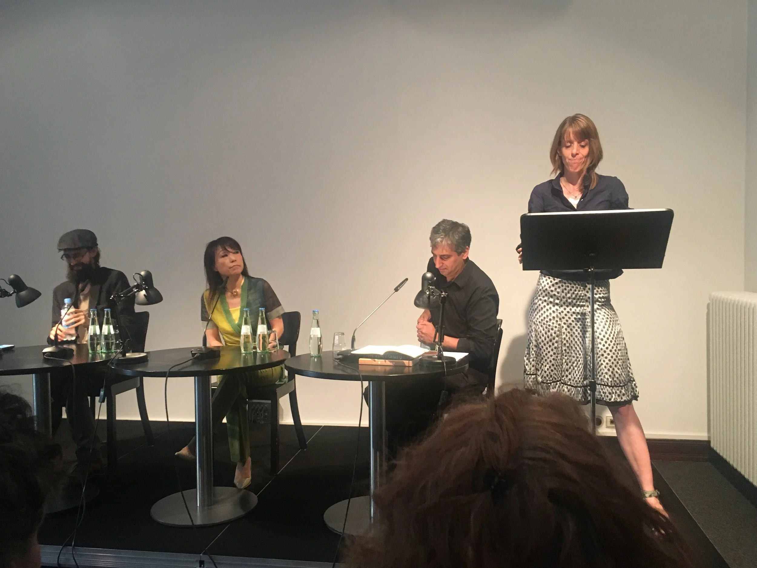 Janika Gelinek (r) welcomes the guests to Literaturhaus and introduces the Berlin als Schaffensort series