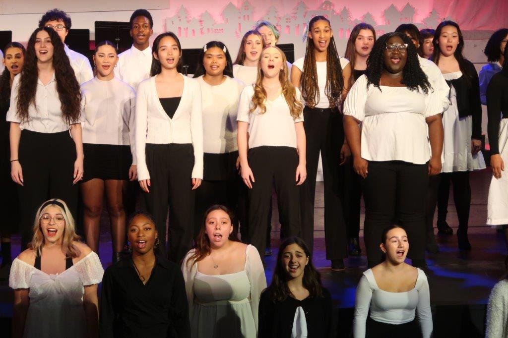  Singers in white and black 