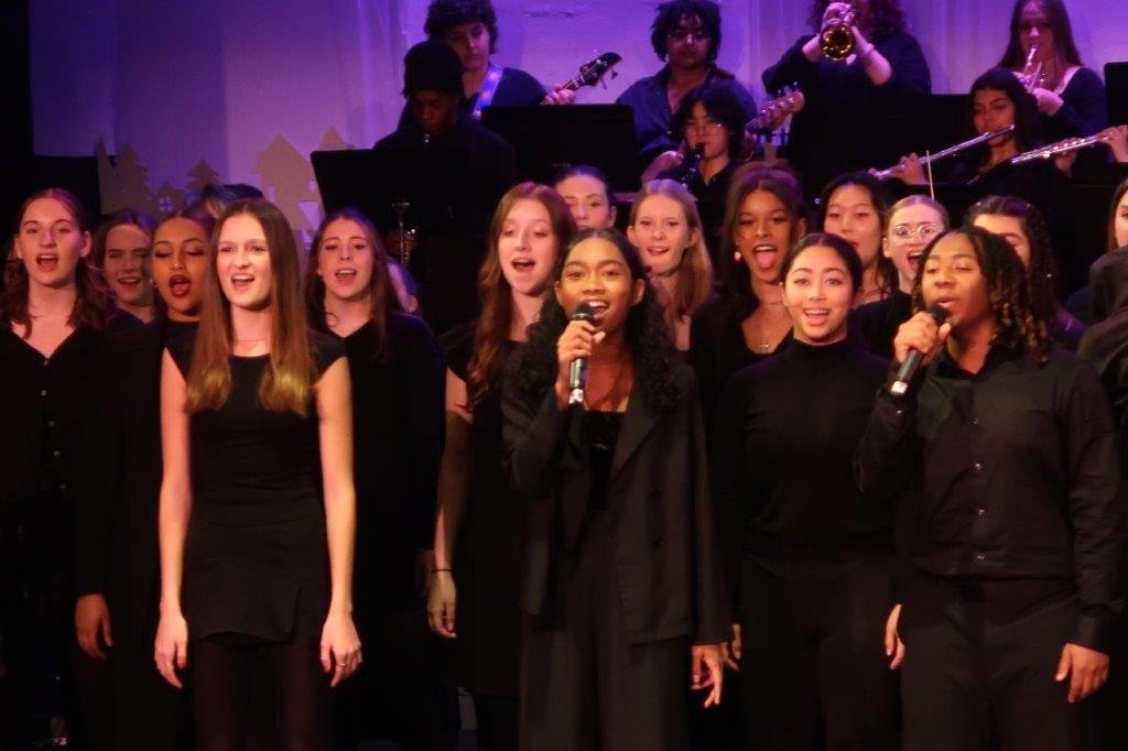  Singers dressed in black. 