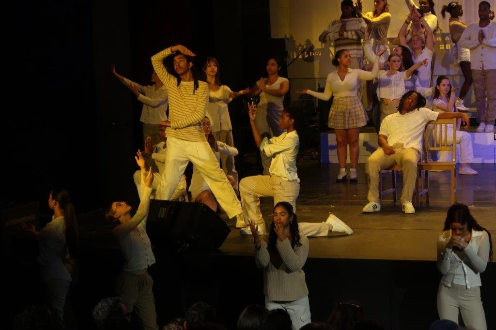  Dancers dressed in white paused. 