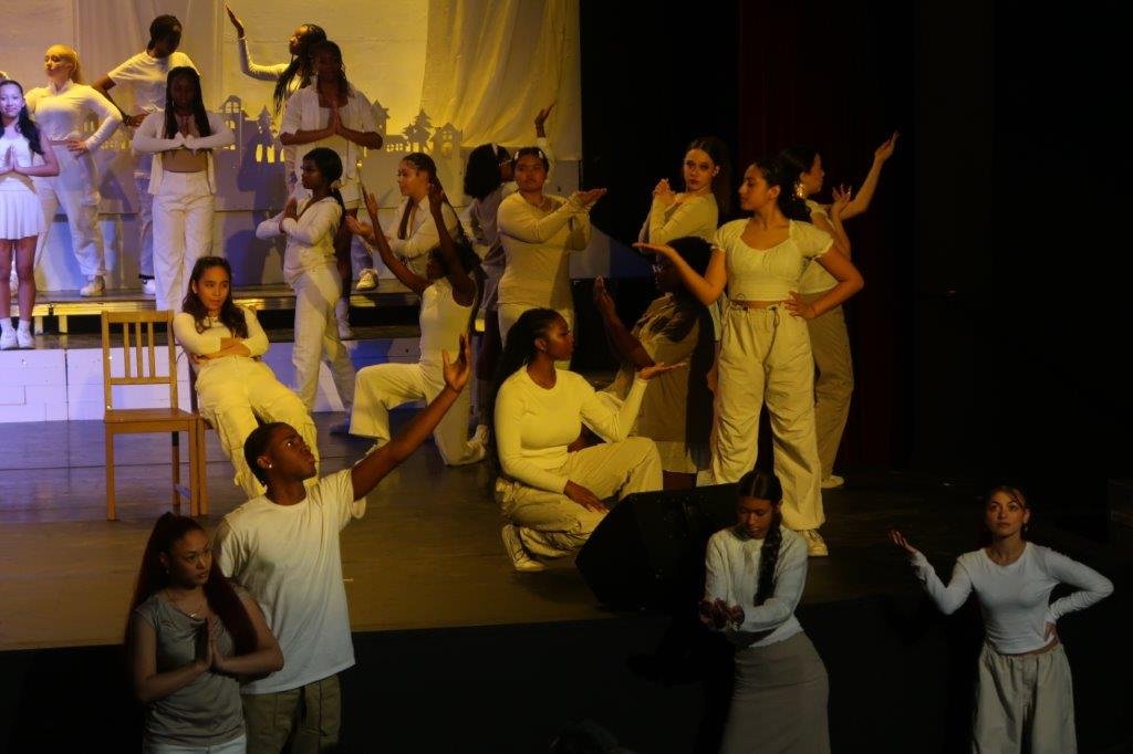  Dancers dressed in white paused. 