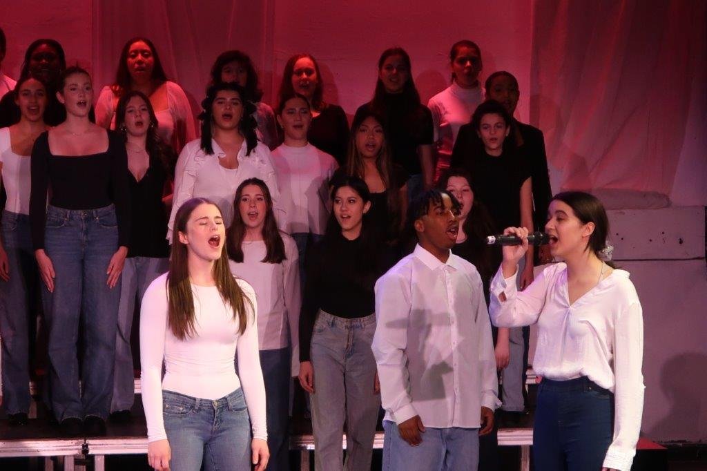  Singers in white tops. 