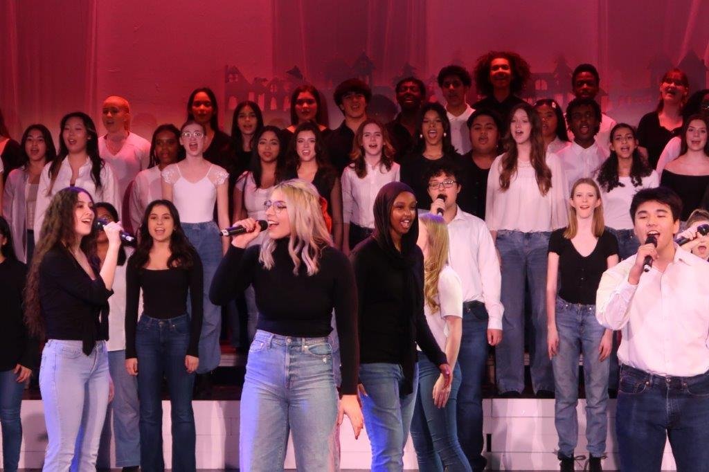  Singers in white tops. 