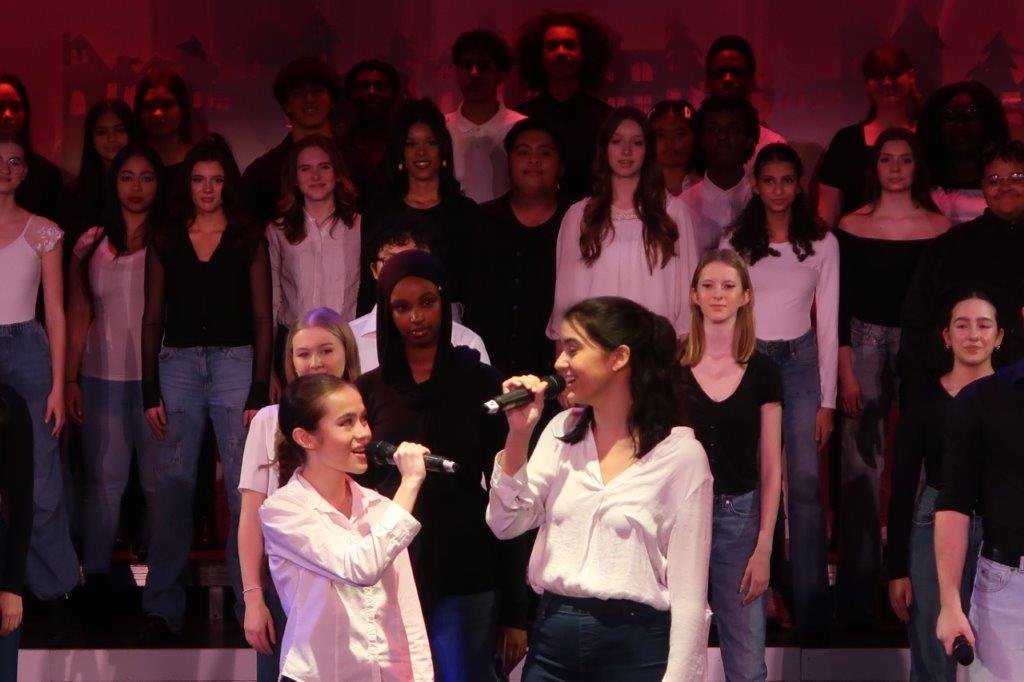  Singers in white tops. 