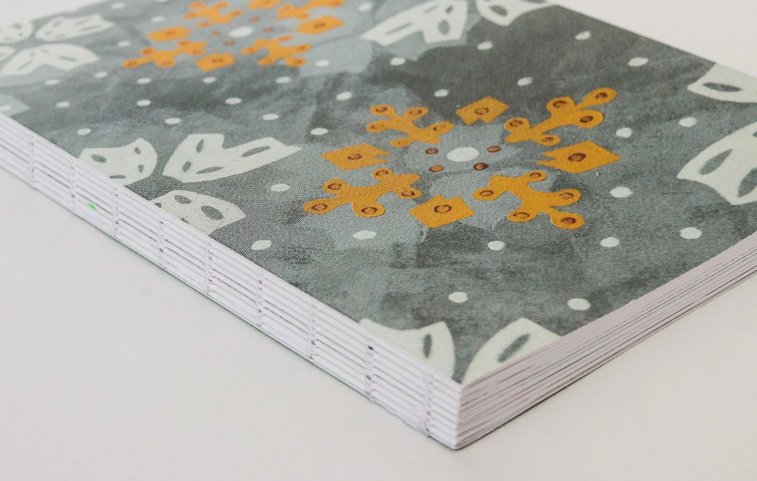 The field journal has a 'stitched' spine and therefore opens flat for sketching and writing.