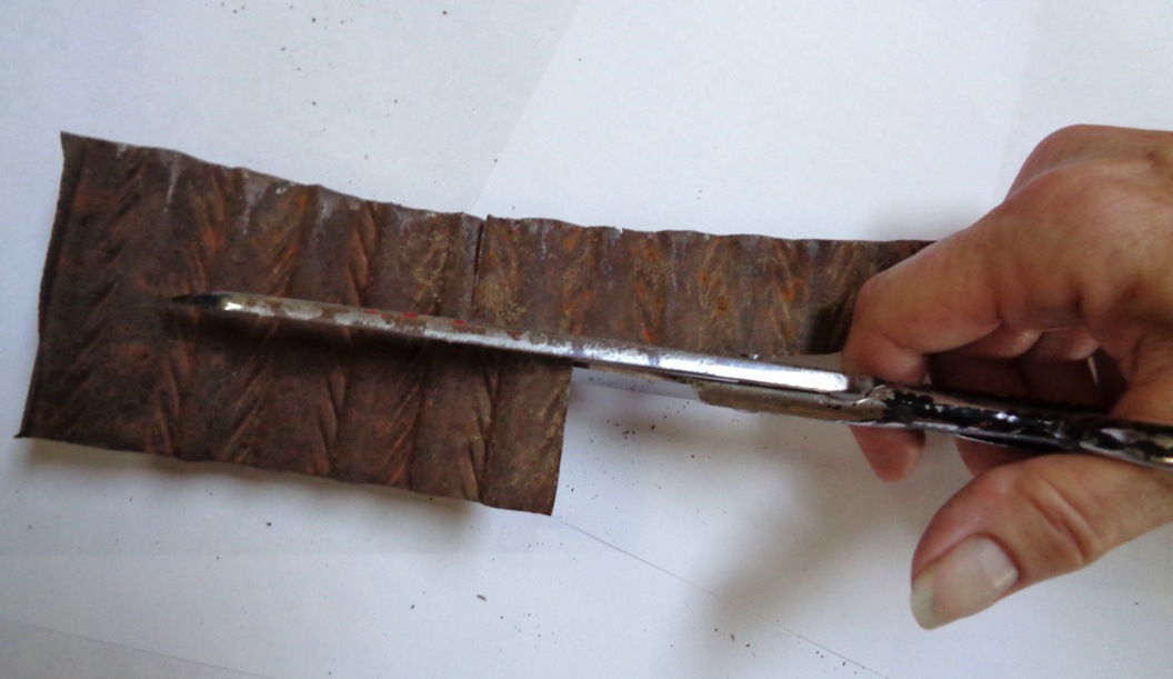 First I cut 2 strips from a very thin sheet of textured, rusty metal (yes, that I found on the ground)