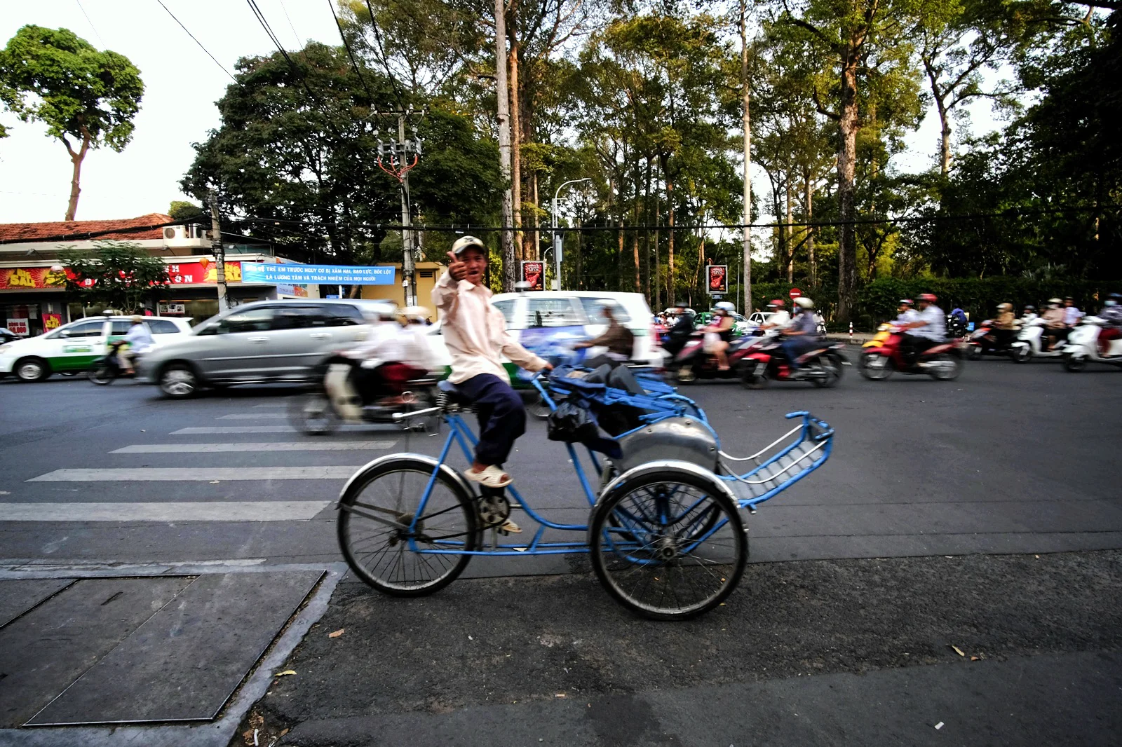 saigon-vietnam_17313293630_o.jpg