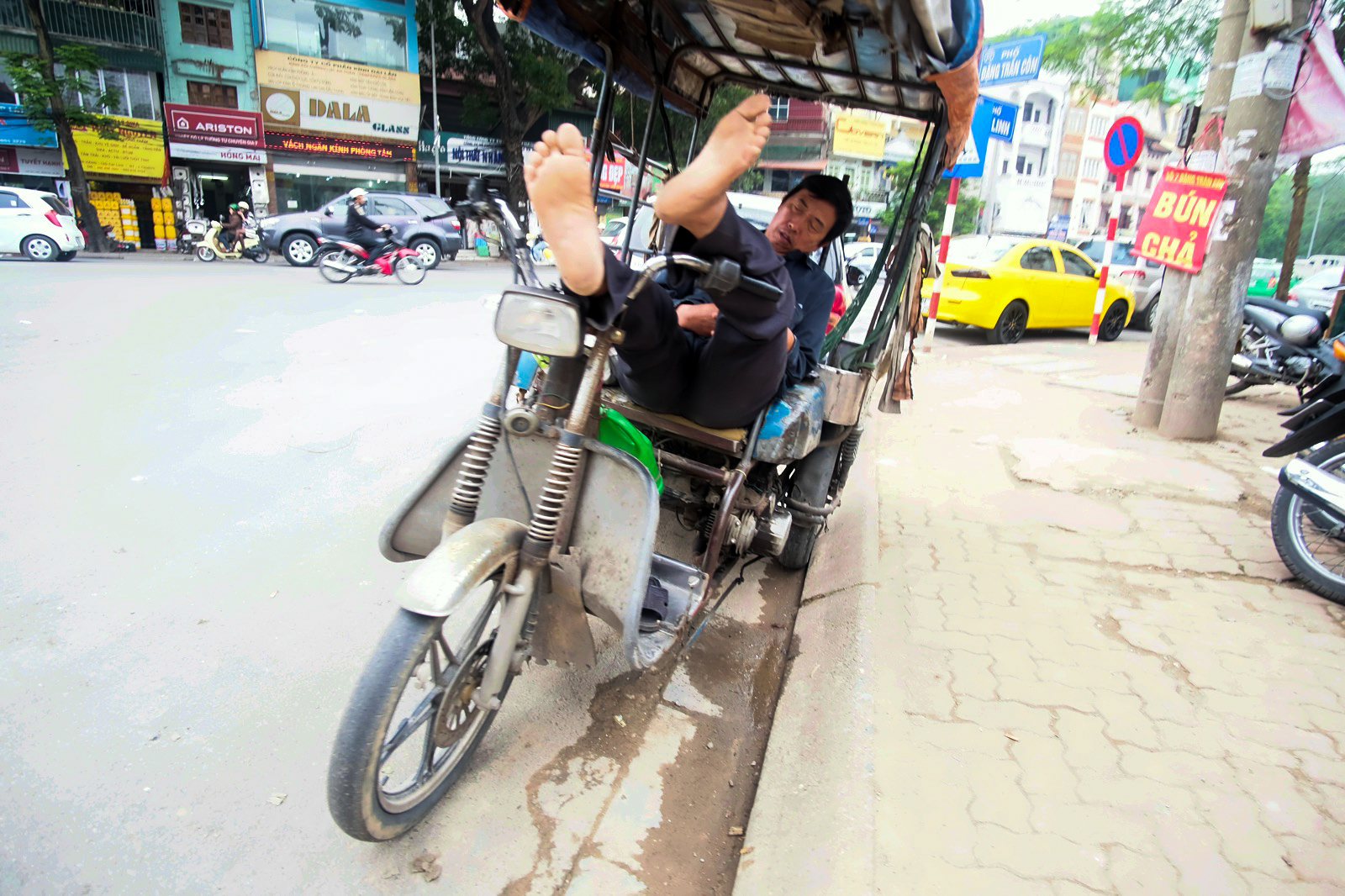 hanoi-vietnam_16880348103_o.jpg
