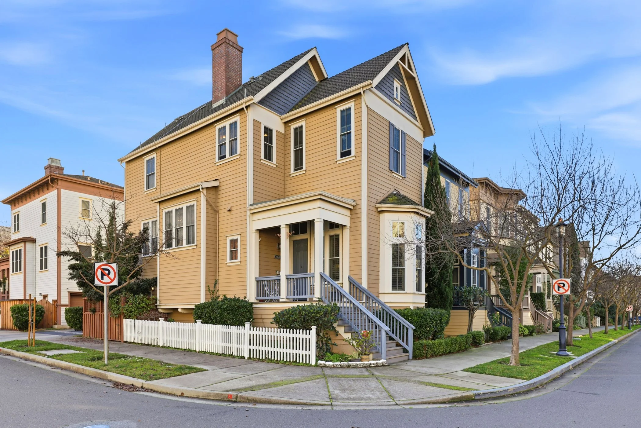 3-002_2054 Clark St.jpg