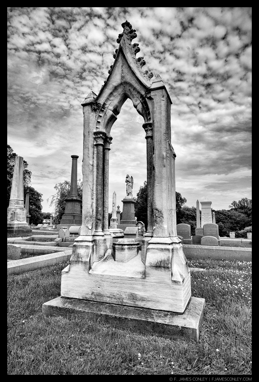 This image uses a double frame to lead the spectator to the subject: the frame of the image, and the frame of the monument. In this case, the "ground" portion of the image is in the foreground, while the "figure"/"subject" is in the background. 