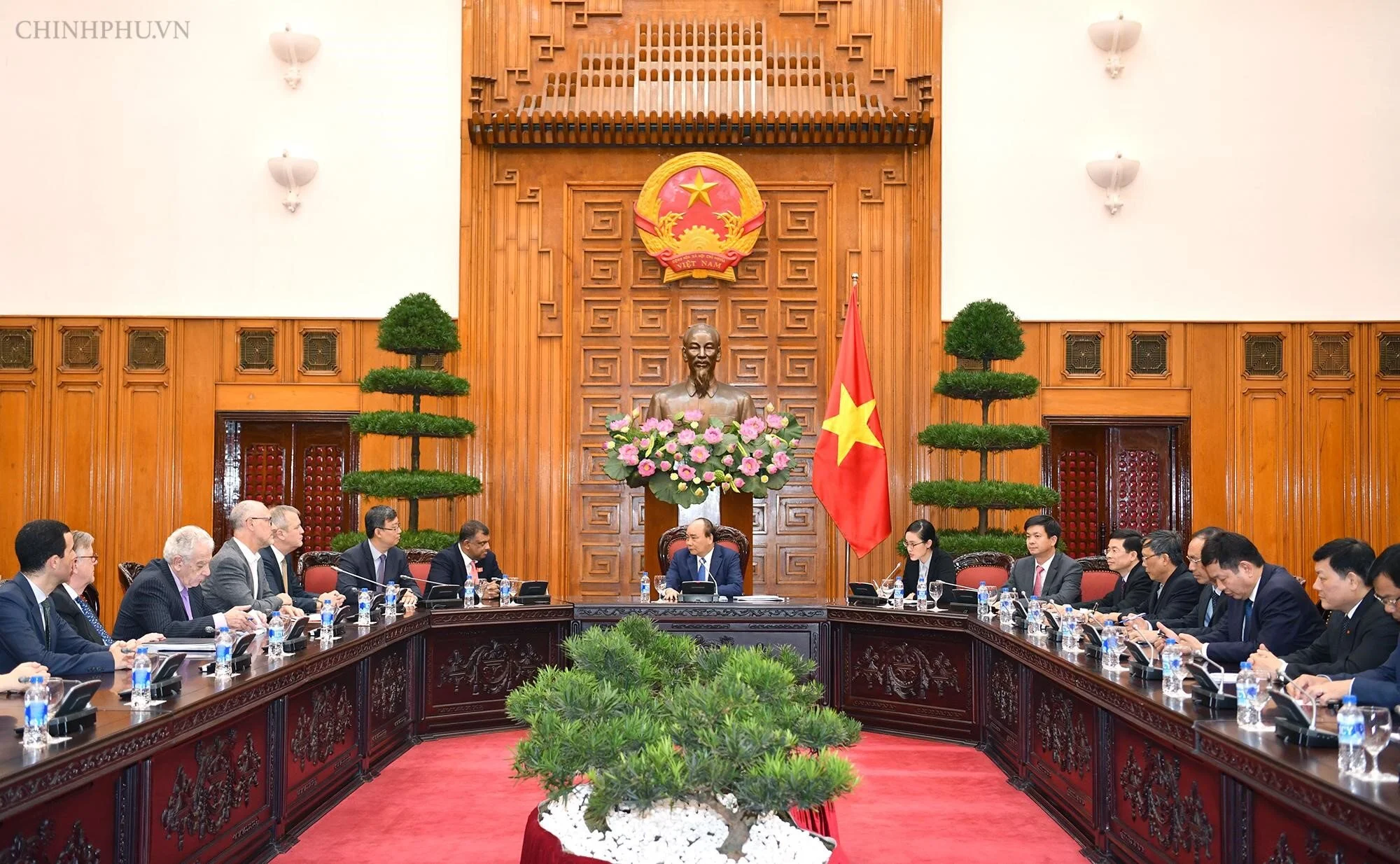 Thủ tướng Việt Nam cùng CEO NDA Group và các chuyên gia, nhà đầu tư tại "Diễn đàn Cao Cấp Du Lịch 2018"